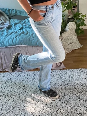 Levis 570 straight jeans - Säljer ett par ljusblå jeans från Levis med rak passform och låg midja. Såå snygga men passar inte mig längre💕