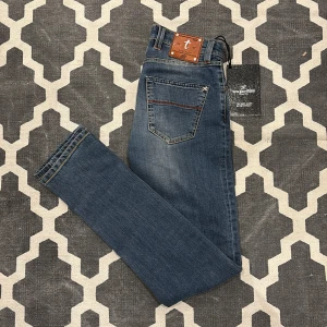 Tramrossa Jeans - Snygga Tramarossa jeans i modellen LEONARDO. Storlek - 28. Byxorna är i ny skick. Hör av er vid funderingar samt info!🙌🏼