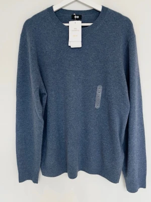 Uniqlo Kashmir tröja blå - Helt ny tröja från uniqlo i 100% kashmir! Ny med alla lappar kvar. Storlek M, modellen är ca 182. Kontakta mig för fler frågor och funderingar!