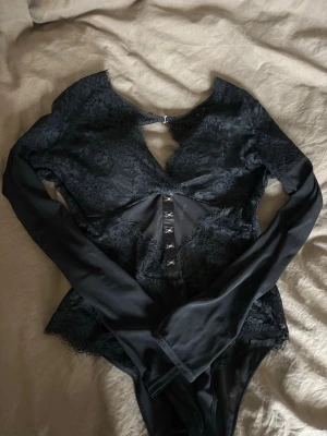 Svart spetsbody från hunkemöller - Snygg svart body från hunkemöller, använd ett fåtal gånger och väldigt bra i skick. 