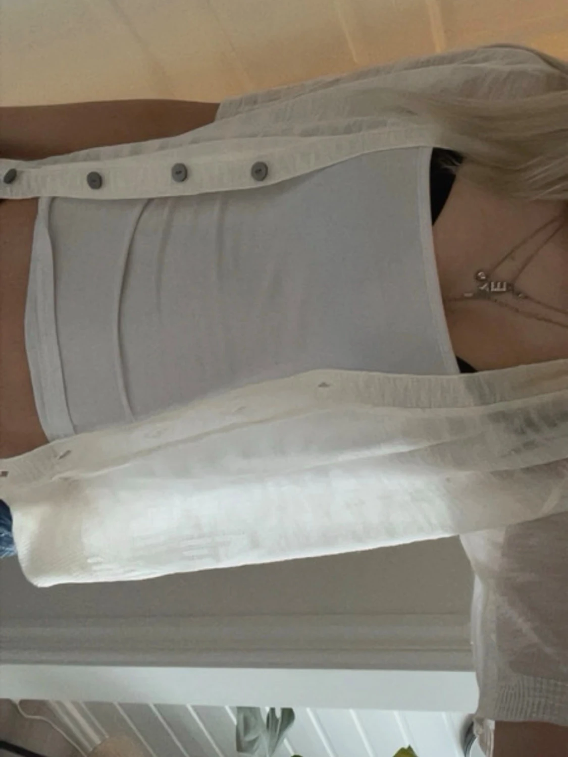 Vit croppad linnetopp med knappar - 1