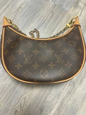 Väska - En fin väska med guld kedja