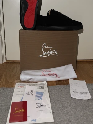 Loubs 45 - Helt nya loubs. Storlek 45. Passar perfekt dig som gillar mode och trend. Priset går att snackas. Dustbag, papper,kort och kvitto ingår. Fraktas direkt efter köp!                                                    