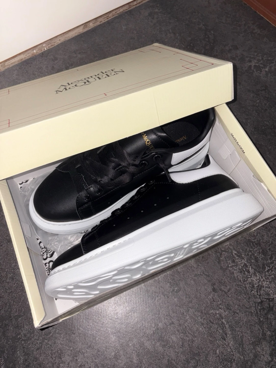 Alexander McQueen svarta sneakers - 1
