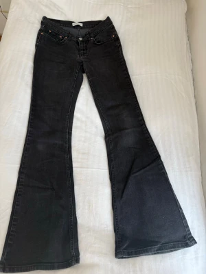 Svarta bootcut jeans  - Säljer ett par lågmidjade svarta jeans från Gina trico pga att dem inte passa längre. 