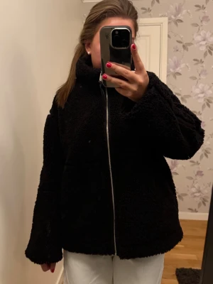 Svart pilejacka - Svart pilejacka från Newyorker. Jackan är i mycket gott skick, storlek 34!☺️☺️