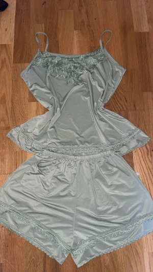 Grönt satinset med spetsdetaljer - Pyjamas set hsr även den i ljus blå , köpt utomlands 