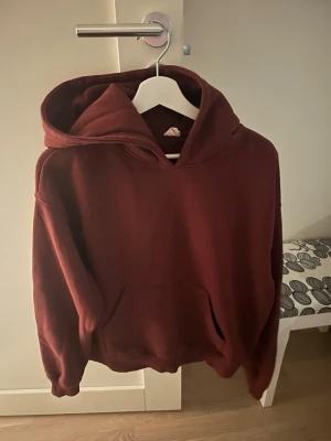 Gina hoodie  - Gina hoodie vinröd i fint skick i strl. S