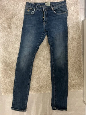 Morris jeans  - Snygga Morris jeans i bra skicka förutom ett litet hål 