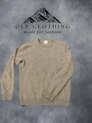 Beige stickad tröja från John Henric - Säljer en stilren beige stickad tröja från. Tröjan har rund halsringning, långa ärmar och ribbade muddar vid ärmslut och nederkant. Perfekt för lager på lager och enkel att matcha med jeans eller chinos.                                                                 -100% Kashmir                                                            -Ny pris: 2499 KR                                                             -Modellen är 184 cm lång och bär storlek M.