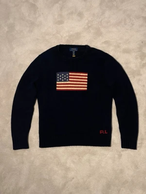 Stickad Ralph Lauren Tröja - Säljer denna sjukt snygga stickade tröjan från Ralph Lauren. Denna är i grymt bra skick, används fåtal gånger. Passar storlek small. Självklart äkta. (tags och kvitto tillkommer vid köp). Pris: 1299kr!  Pris kan diskuteras vid snabb affär. 