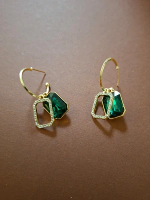 Guldfärgade hoops örhängen - Stilrena guldfärgade hoops örhängen i enkel och klassisk design. Örhängena har en tunn, rund form och passar perfekt för dig som gillar minimalistiska accessoarer. Inget synligt märke eller extra dekorationer.