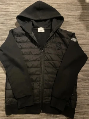 Burberry cardigan - Cardigan med luva märke på bröstet och text på armen väldigt fin och skön 