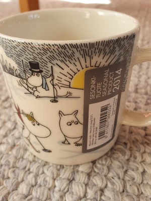 Ny Mumin mugg Åka skidor med Herr Brisk  - Felfri mugg med etikett kvar. Arabia. Packar mycket bra. 