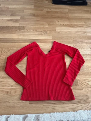 Ribbad topp Zara - Superfin ribbad topp från Zara i storlek M.