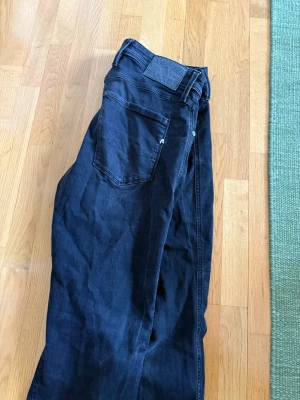 Svarta jeans från Replay - Snygga jeans från Replay med klassisk femficksdesign och raka ben. Jeansen har detaljerade sömmar och en liten logotyp på fickan fram. Perfekta för dig som gillar stilrena och tidlösa jeans i mjukt denimtyg.