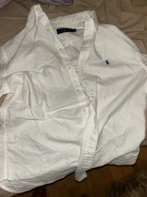 Vit skjorta från Ralph Lauren - polo ralph lauren skjorta bra skick knappt använd pris kan diskuteras bara att skicka ett bud.