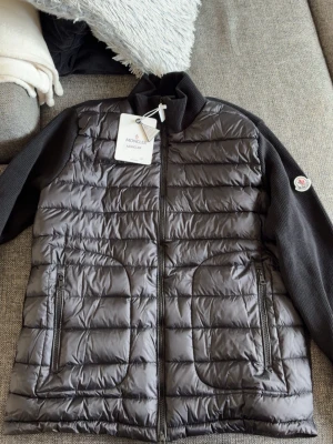 Moncler Cardigan - Helt ny moncler cardigan. Strl M 