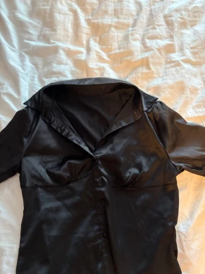 Svart satinblus med krage - (Utförsäljning av alla mina kläder, så priset jag lägger ut för gäller, och inget lägre)