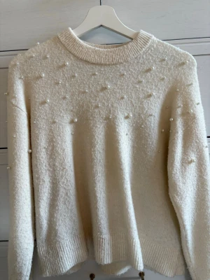 Beige stickad tröja - Säljer en beige stickad tröja med pärlor på. Super fin och har använt några få gånger. Storlek xxs. Inte så stickig alls. PostNord prioriteras