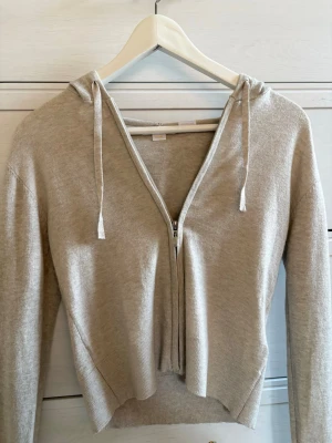 Snygg zip up kofta - Säljer en beige zip kofta. Har haft den ett tag men har inte kommit till användning. Det är i storlek 146/152. PostNord prioriteras.