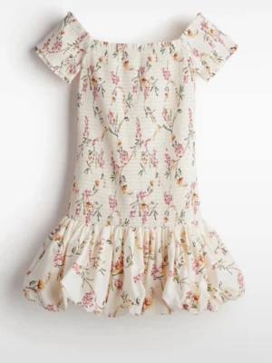 Blommig offshoulder kortklänning - Söt kortklänning med offshoulder och volangkant. Storleken är M men jag har sytt in den så den passar mig som är S/xs!