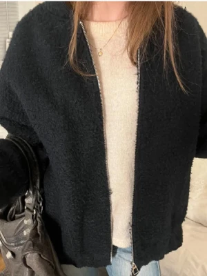 Marinblå bomberjacka  - Marinblå bomberjacka från Zara, helt slutsåld!🥰.