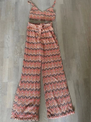 Missguided co-ord set strand topp byxa  - Set från Missguided i missoniliknade print. Topp och byxa. Använt 1-2 gånger. Storlek 34.