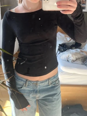 En svart långärmad. - Hej! Jag säljer en svart långarmad från Nelly i st XS. 🤍🤍