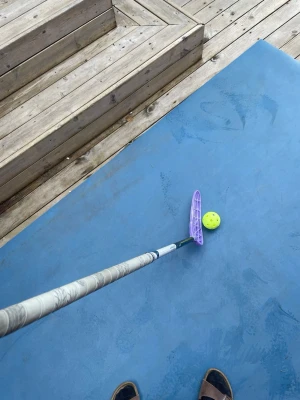 Unihoc innebandyklubba Carbskin Slim - Säljer en Unihoc innebandyklubba Carbskin Slim med vitt och svart skaft och lila blad. Klubban är lätt och har ett greppvänligt skaft. Perfekt för dig som gillar innebandy och vill ha en snygg och smidig klubba. Den är 96cm lång och är i 29 flex den är perfekt för dig som gillar att skjuta och trixa men ändå kunna passa bra och kunna suga in den i hooken den är riktigt lätt också.