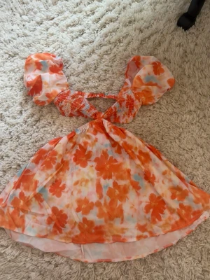 Sommarklänning  - Superfin klänning köpt från Sellpy, säljer då den är för liten för mig, xs 