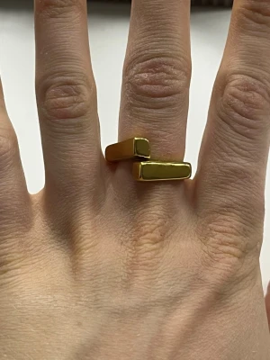 Guld ring justerbar - En såååå fin justerbar guld ring från sparv. Rostfritt stål, aldrig använd, köpt för 299kr 