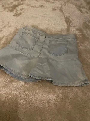 jeans kjol med volang - jeans kjol med volang, inga defekter!! 
