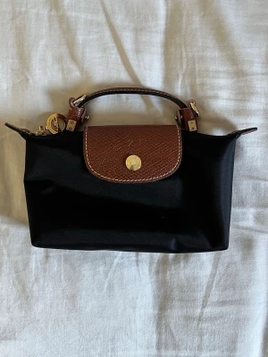 Longchamp handväska  - Äkta longchamp handväska. Knappt använt. Bandet fick jag köpa separat men jag ge den med till köket.