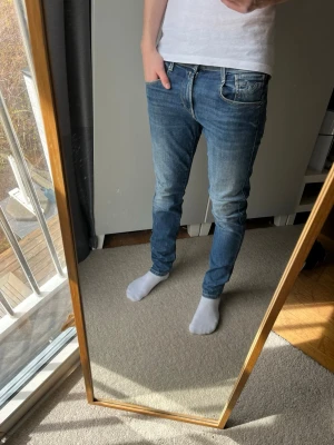 Replay anbass jeans - Hej!| Säljer detta feta paret jeans från Replay!| Modell: Anbass| Mycket gott skick, kontakta mig vid frågor och funderingar!| //Nils- liten reva på knät, men ganska snyggt 