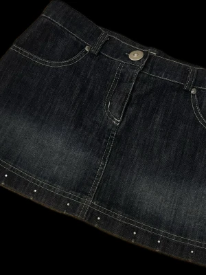 Mörkblå jeanskjol - Mörkblå lågmidjad jeanskjol. Vet ej märket tyvärr. Står storlek 38 men skulle säga 36🩷