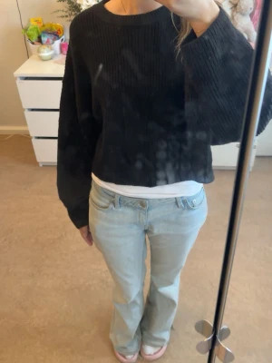 Svart kort stickad tröja  - Säljer en svart stickad tröja som är kort vid magen, lappen är avklippt och har användt den typ 4-7 gånger 💕