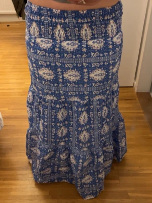 Blå långkjol - Helt oanvänd blå rosa och vit kjol. Säljer då jag inte passar i den