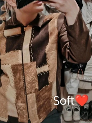 Patchwork jacka i bruna toner😍 vintage💎  - Unik patchwork jacka i olika nyanser av brunt och beige med dragkedja framtill. Jackan har krage och är tillverkad i ett mjukt tyg med dekorativa sömmar som ger en cool retrovibe😍 Perfekt för dig som vill sticka ut med din stil☀️ Passar S. 