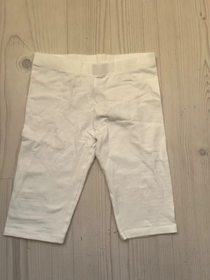 Vita cykelbyxor från Next - Säljer ett par vita cykelbyxor från Next i mjukt och stretchigt bomullsmaterial. 