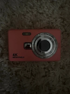 Rosa digitalkamera med 16x zoom - Säljer en rosa digitalkamera med 4K megapixels och 16x powerful zoom. Kameran tar väldigt gulliga och gammaldags bilder, Box medföljer samt stort simkort och laddare!🥰 så den är helt redo att börja användas 