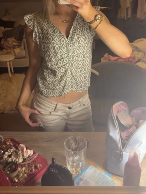 Blus  - Säljer min grön/vita blus som är köpt i Spanien någonstans, den har 80% linne och är knappt använd så inga skador eller defekter m.m. Tyvärr får den ingen användning längre