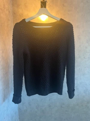 Svart stickad tröja med struktur💞 - Jätte fin svart stickad tröja med snygg struktur och rund halsringning. Tröjan har långa ärmar och ribbade muddar vid ärmslut🫰🏻