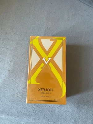 Xerjoff Erba Gold Eau de Parfum - Pris kan diskuteras. Lyxig parfym från Xerjoff, Erba Gold, Eau de Parfum, 100 ml. En doft fylld av tropisk sötma och magnetisk energi. Som en resa till en solkysst plats där nya äventyr, skratt och möten väntar bakom varje hörn.