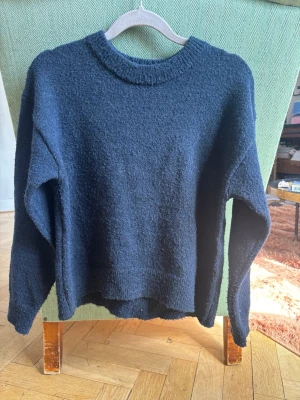 Mörkblå stickad tröja - Mörkblå stickad tröja med rund halsringning från GinaTricot. Storlek 158/164