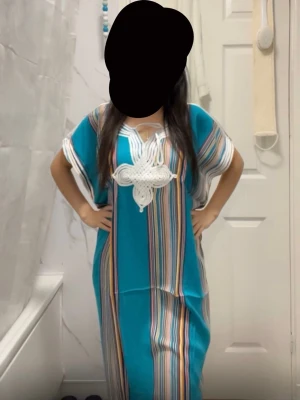 Ghandoura - Marockansk klänning. Lös passform och kortärmad modell, perfekt för sommarens varma dagar.