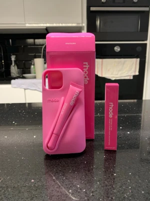Rhode skal + liptint - Passar iPhone 13/14/15 PRO MAX. Skal + lipgloss + box följer med. Helt nytt oanvänt 💕