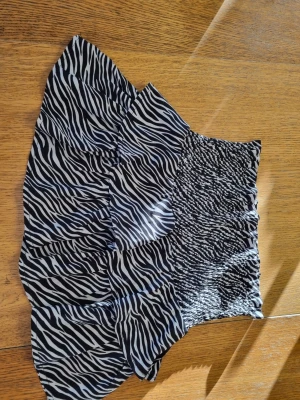 Zebramöstrad smock kjol - Säljer denna kjol med zebra mönster då den är för liten. Storlek 146-152