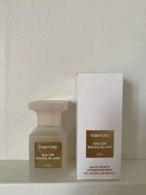 Tom ford eau de soleil blanc 30 ml - Tom ford eau de soleil blanc i 30 ml. Endast testad. Säljer då jag har för många liknande dofter. 