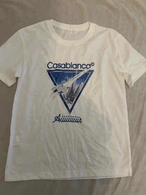 Casablanca  - En vit Casablanca T-shirt som passar bra till sommaren frash och unik sitter även bra på kroppen